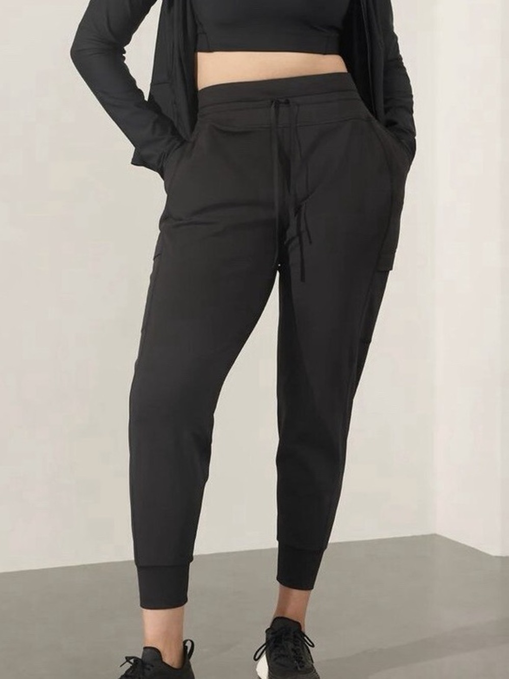 Athleta Women’s Rainier Mid Rise Cargo Jogger Pants in Black ST